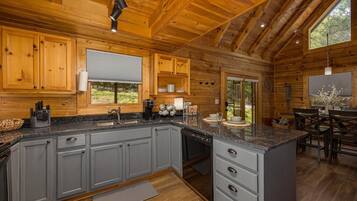 House, Multiple Beds (Timber Trace) | Private kitchen