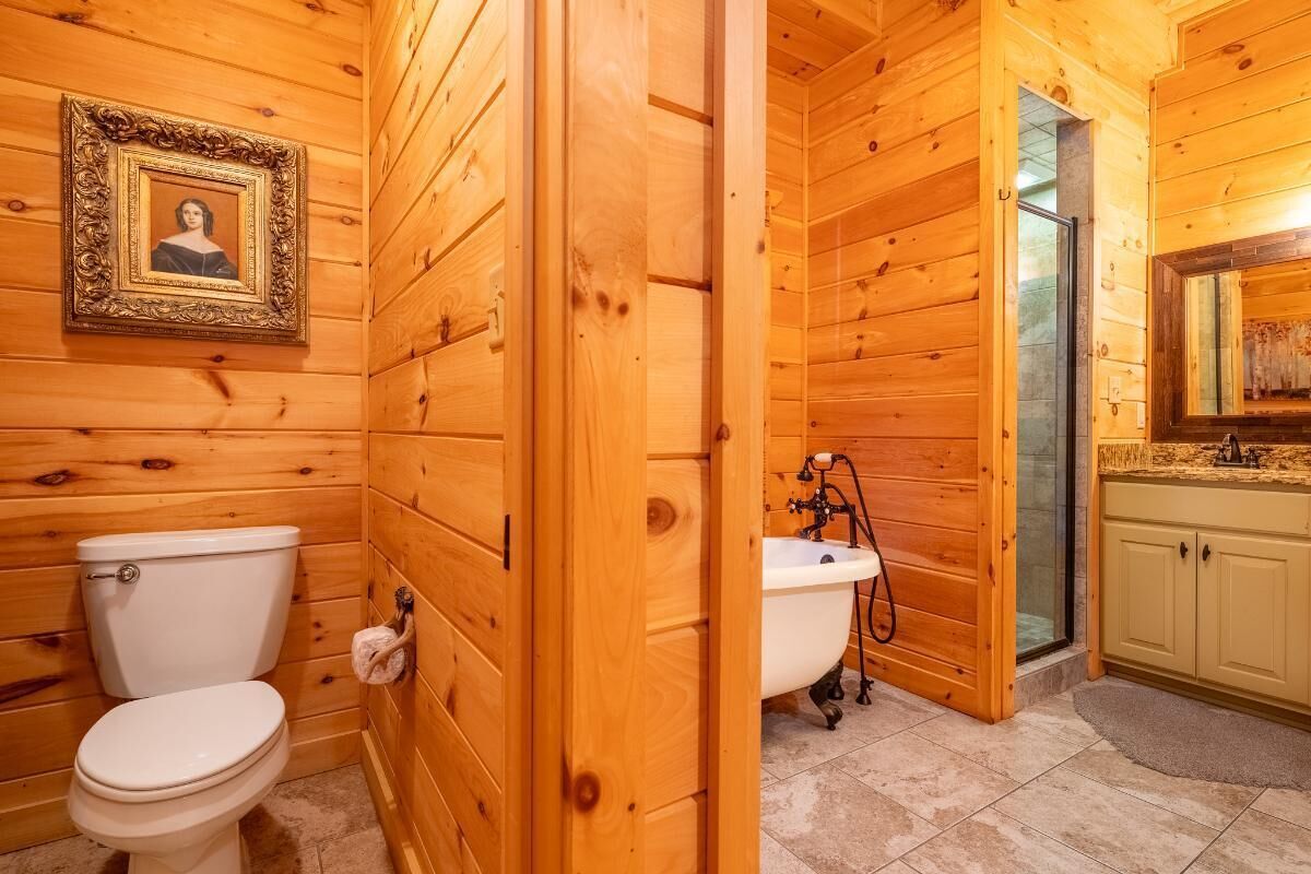 Un intérieur en bois comprenant des toilettes, une baignoire et un lavabo.
