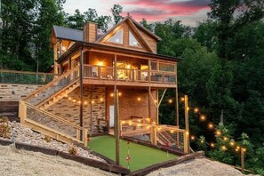 Casa, diversos llits (Friends in Bear Places) | Exterior