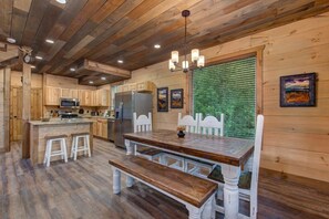 Casa, diversos llits (Friends in Bear Places) | Servei de restauració
