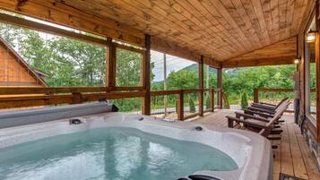 Casa, varias camas (Friends in Bear Places) | Bañera de hidromasaje al aire libre