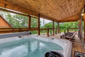Casa, diversos llits (Friends in Bear Places) | Banyera d'hidromassatge a l'aire lliure
