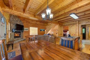 House, Multiple Beds (Goldilocks and The Three Bears) | Interior - Goldilocks and The Three Bears (Gatlinburg)
