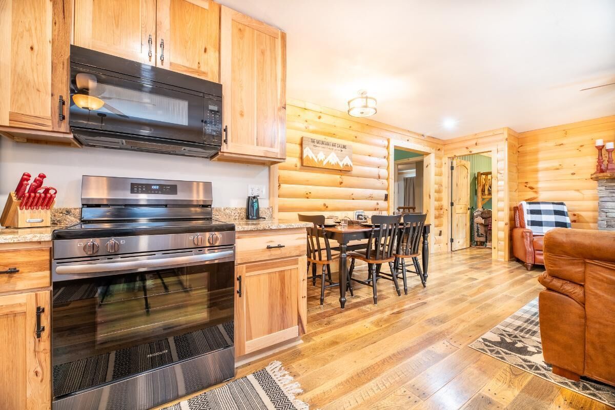House, Multiple Beds (Oldham Ridge Retreat) | Private kitchen