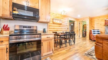 House, Multiple Beds (Oldham Ridge Retreat) | Private kitchen