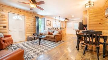 Casa, varias camas (Oldham Ridge Retreat) | Área de sala de estar