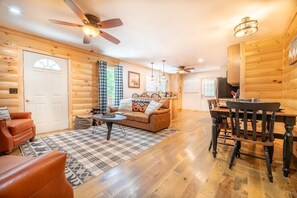 Casa, varias camas (Oldham Ridge Retreat) | Área de sala de estar