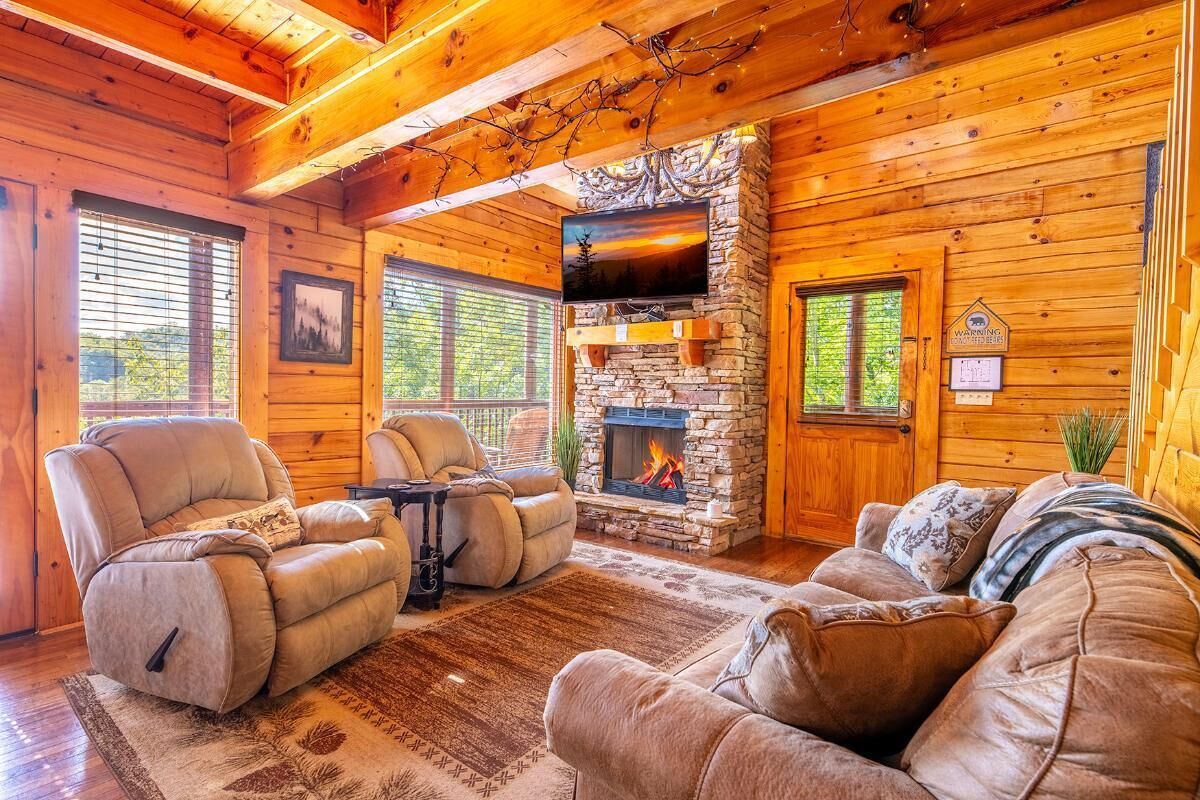 House, Multiple Beds (Sharp Dressed Bear) | Living area