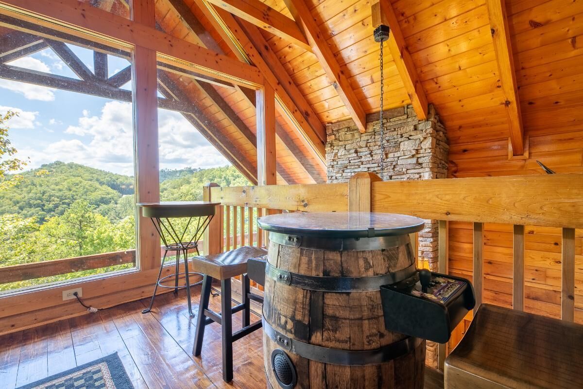 House, Multiple Beds (Sharp Dressed Bear) | Dining
