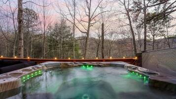 Hus - flera sängar (Smoky Fox Lodge) | Bubbelpool utomhus