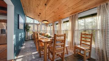 Hus - flera sängar (Smoky Fox Lodge) | Restauranger