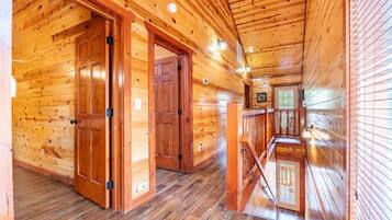 House, Multiple Beds (Splash Mountain Lodge) | Interior