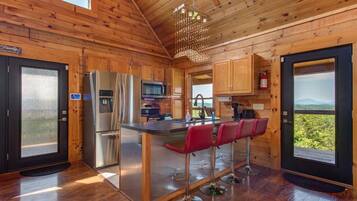 House, 1 Queen Bed with Sofa bed (Lakeview Serenity) | Private kitchen