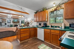 House, Multiple Beds (Mountain Dew) | Private kitchen - Mountain Dew (Gatlinburg)