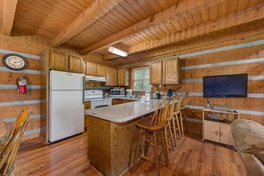House, Multiple Beds (Paradise) | Private kitchen - Paradise (Gatlinburg)