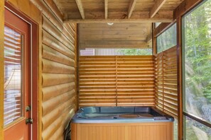 Indoor spa tub - White Oak 212 (Gatlinburg)