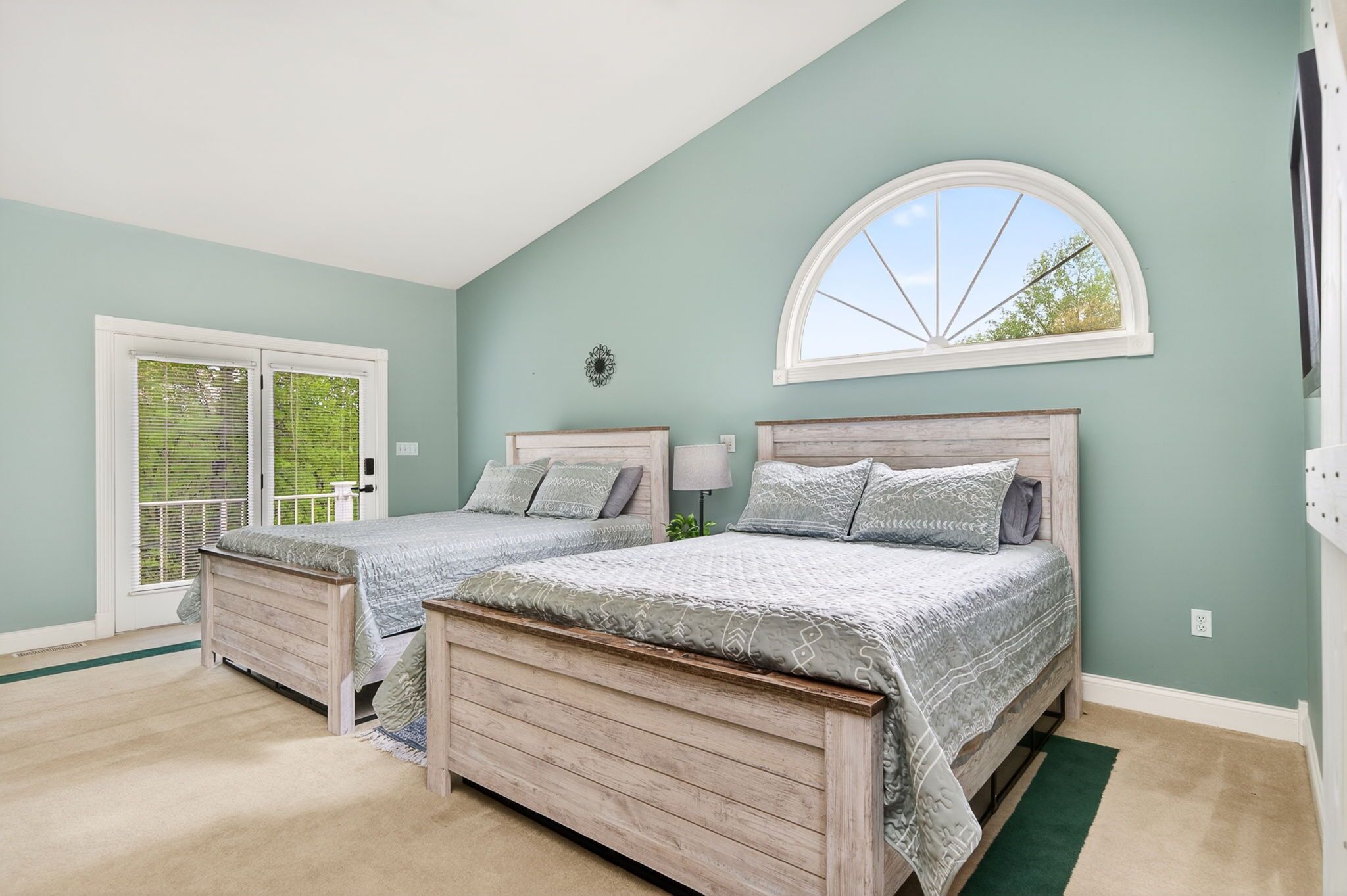 3 bedrooms, desk, iron/ironing board, internet