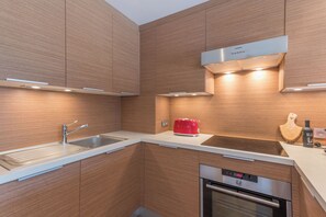 Wasserkocher mit Kaffee-/Teezubehör, Kühlschrank, Ofen, Geschirrspüler