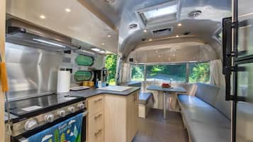 House, 1 Double Bed (The Flying Cloud) | Private kitchen
