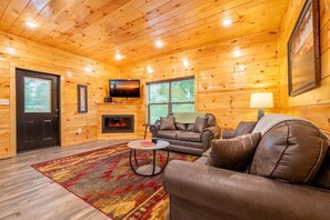 House, Multiple Beds (Blue Beauty) | Living area - Blue Beauty (Sevierville)