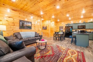 House, Multiple Beds (Blue Beauty) | Living area - Blue Beauty (Sevierville)