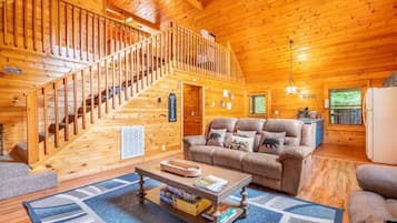 House, Multiple Beds (Moonshine Hollow) | Living area