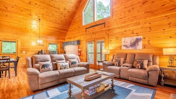 House, Multiple Beds (Moonshine Hollow) | Living area