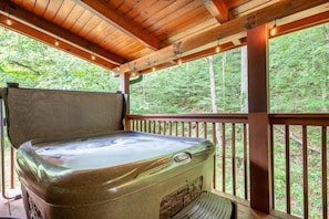 Casa, varias camas (Moonshine Hollow) | Bañera de hidromasaje al aire libre