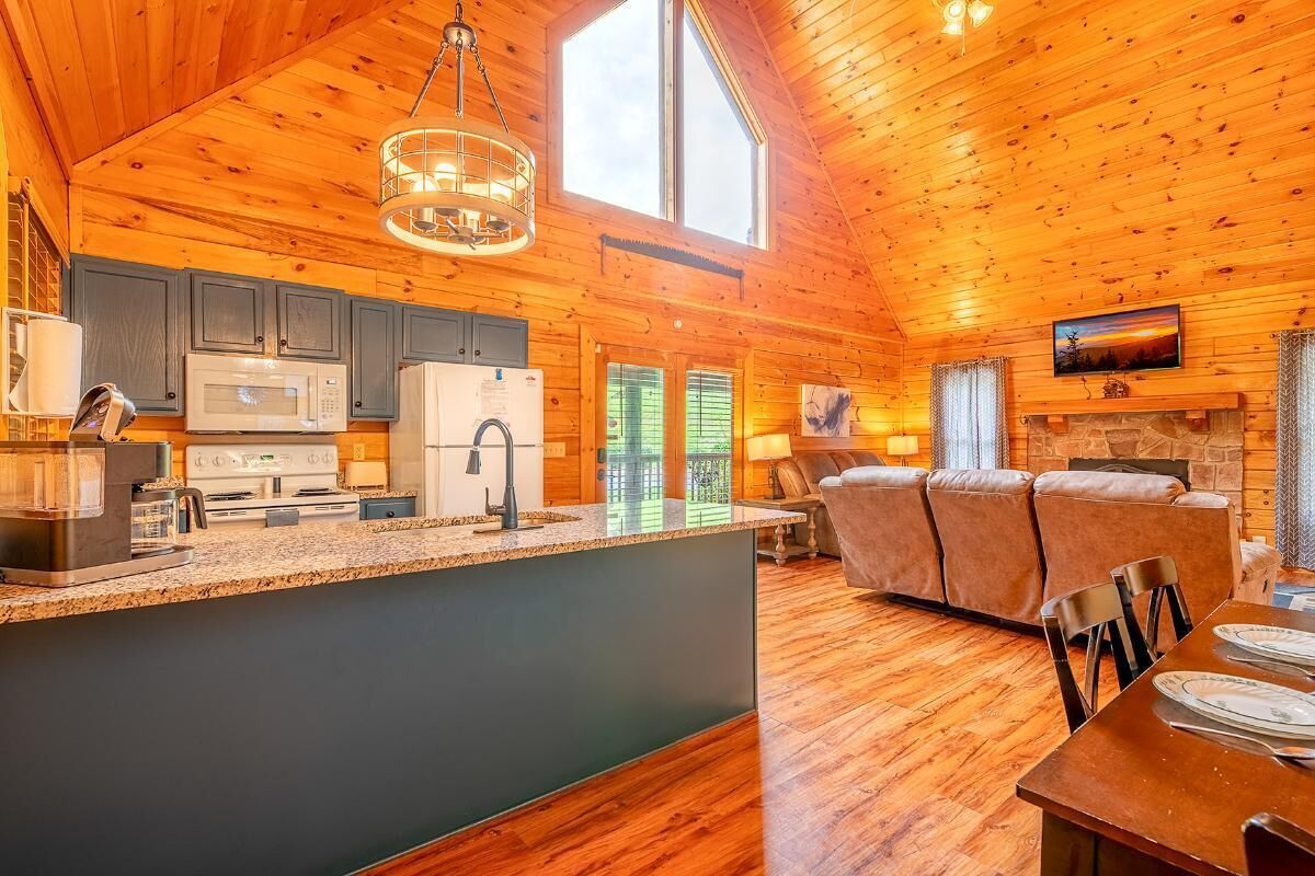 House, Multiple Beds (Moonshine Hollow) | Private kitchen
