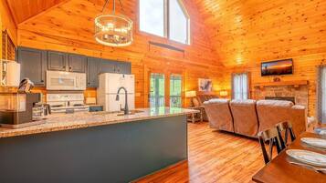 House, Multiple Beds (Moonshine Hollow) | Private kitchen
