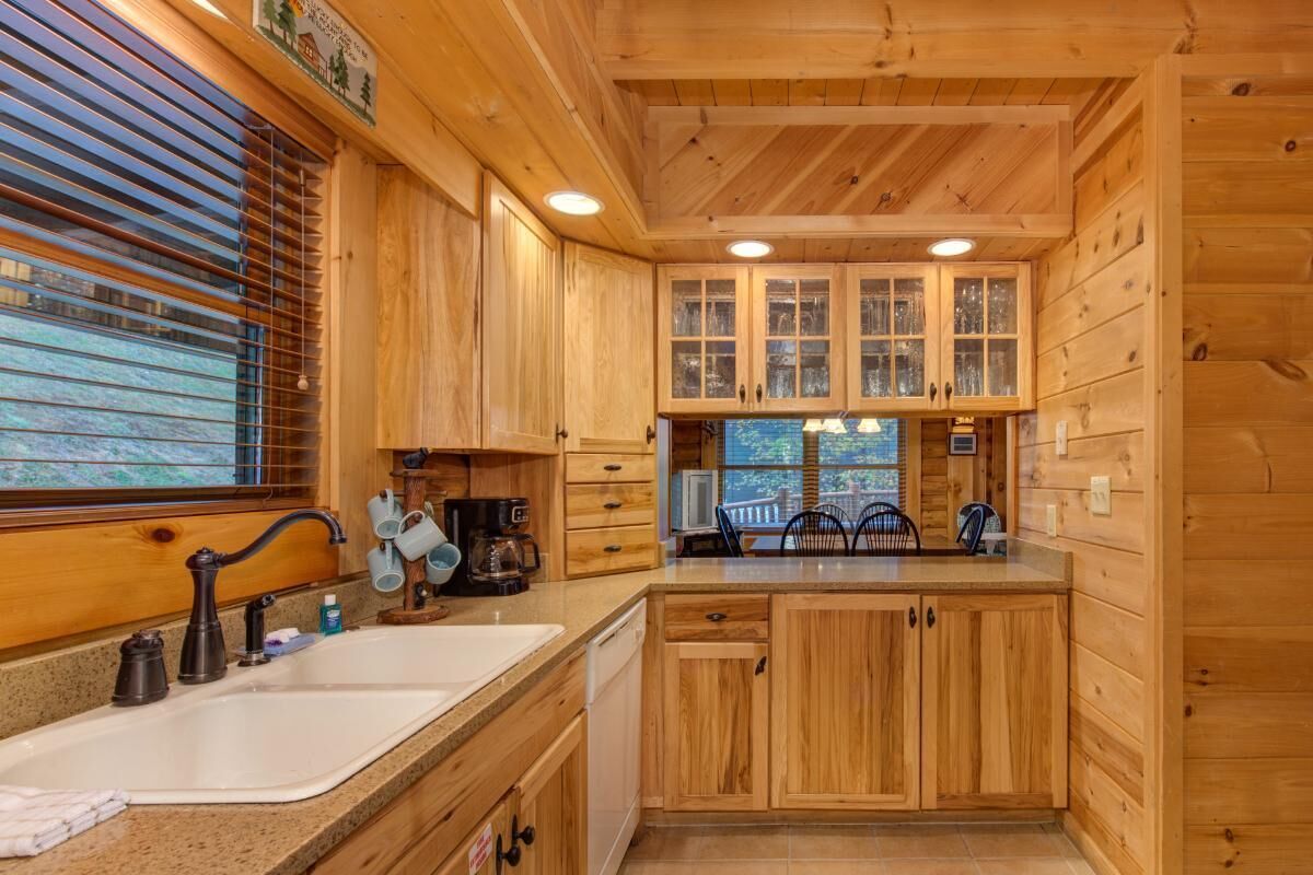 House, Multiple Beds (Raccoon Heaven) | Private kitchen