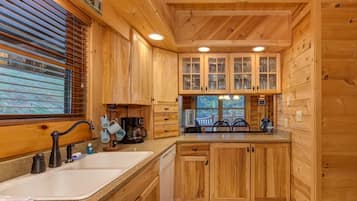 House, Multiple Beds (Raccoon Heaven) | Private kitchen