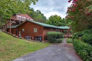 A log cabin with a porch, a covered walkway, and a pathway leading to the entrance. - Z - Bear Pause Retreat (Sevierville)