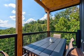 Outdoor dining - Black Bear-y Ridge (Sevierville)