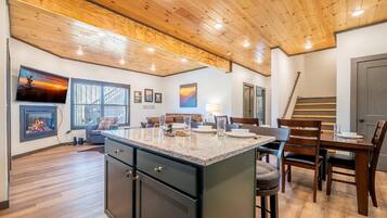 House, Multiple Beds (Hochatime) | Dining