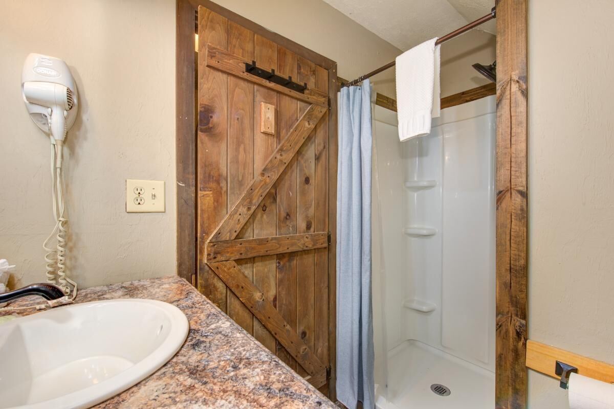 House, Multiple Beds (Whistling Woods Hideaway) | Bathroom