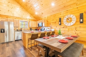 House, Multiple Beds (Z - Enchanted Pines) | Private kitchen - Z - Enchanted Pines (Pigeon Forge)