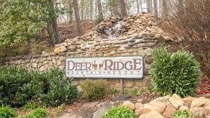 A stone wall with a sign for Deer Ridge Mountain Resort. - Z - Black Bear Hideout (Gatlinburg)