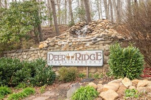 Eine Steinsäule mit einem Schild für Deer Ridge Mountain Resort.