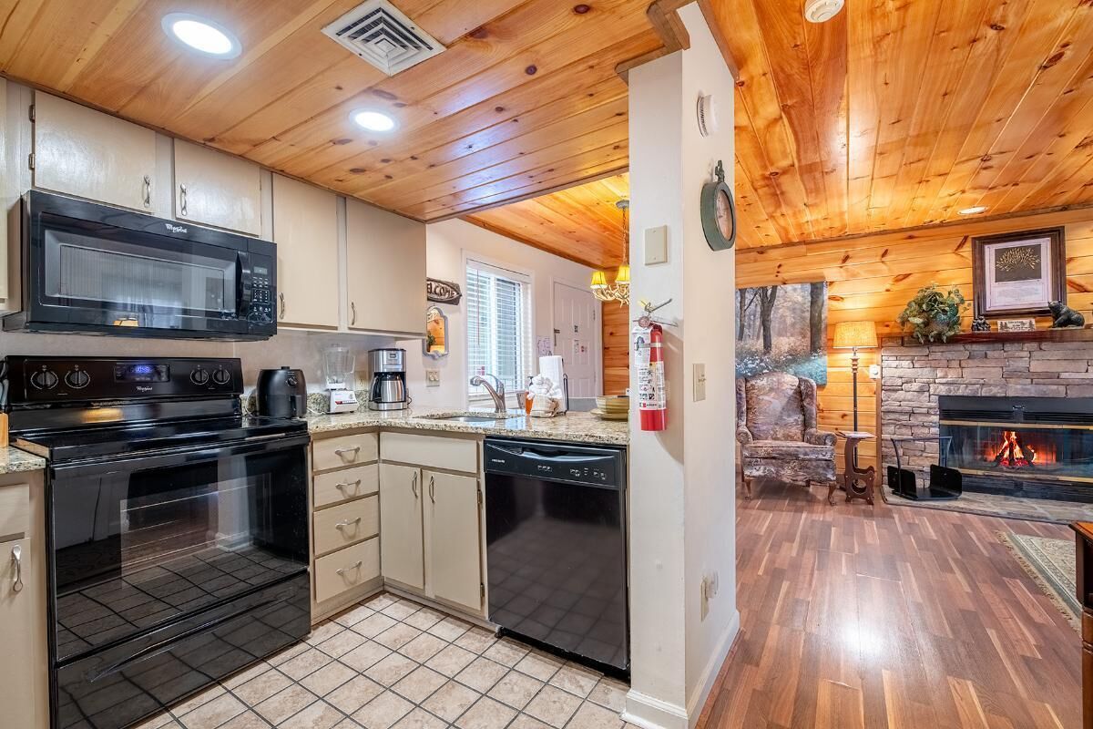 Condo, 1 King Bed with Sofa bed (Mountain View) | Private kitchen