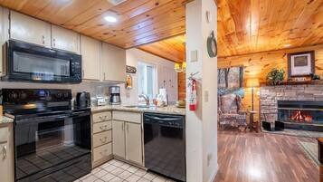 Condo, 1 King Bed with Sofa bed (Mountain View) | Private kitchen