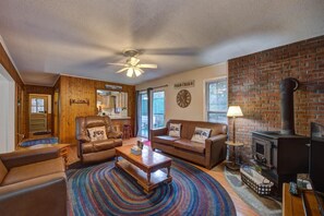Ferienhaus, Mehrere Betten (Z - Clear Fork Farm) | Wohnbereich
