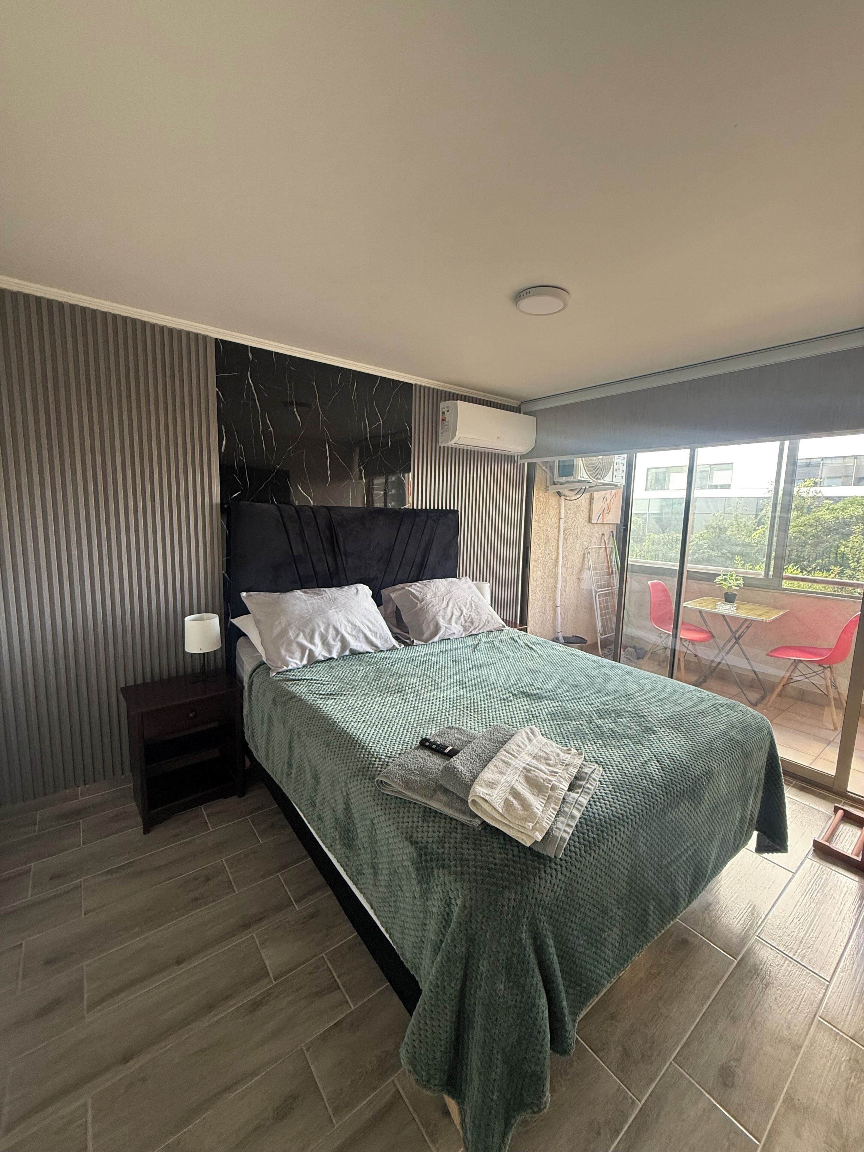 1 slaapkamer, een kluis op de kamer, een strijkplank/strijkijzer