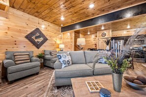 House, Multiple Beds (Rustic Modern Mountain Cabin) | Living area - Rustic Modern Mountain Cabin (Pigeon Forge)
