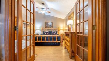 House, 1 King Bed (Cozy Bear Hideaway) | 1 bedroom