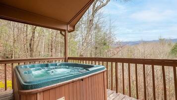 House, 1 King Bed (Cozy Bear Hideaway) | Outdoor spa tub
