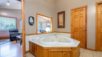 House, 1 King Bed (Cozy Bear Hideaway) | Bathroom