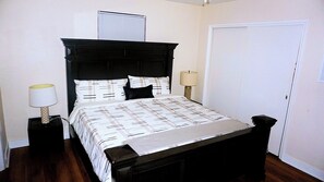 1 habitación, tabla de planchar con plancha, wifi gratis y ropa de cama 