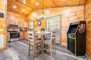 Rumah, 1 Tempat Tidur King dengan tempat tidur Sofa (Eagles Nest Hideaway) | Tempat makan