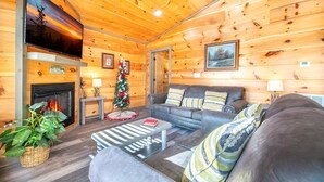 Nhà, 1 giường cỡ king và sofa giường (Country Bear Hideaway) | Khu phòng khách
